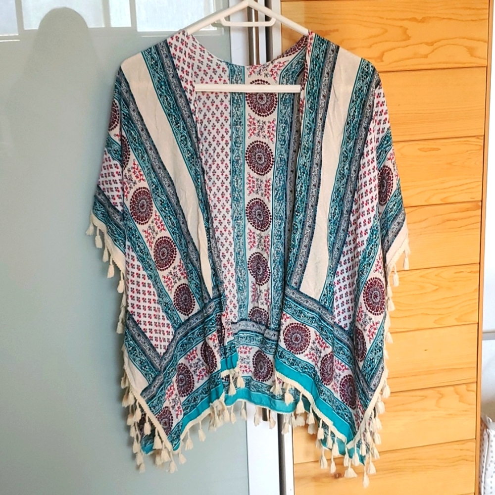 Short sleeve open front kimono with tassle detail